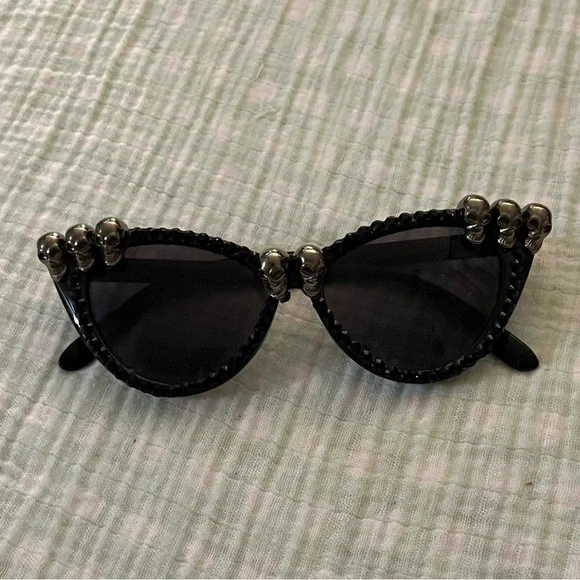 Source Unknown Black Skull Sunglasses - Picture 3 of 8